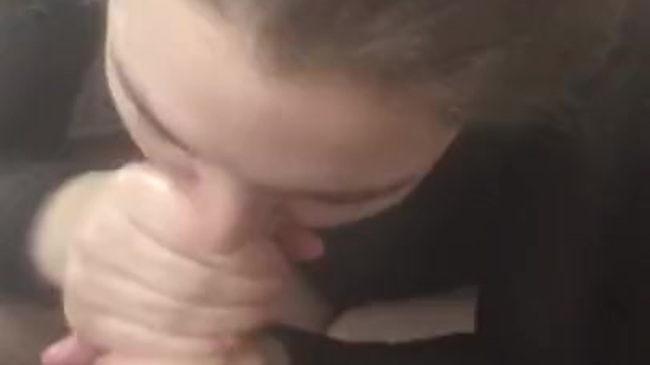 Un petit ami oblige sa petite amie à sucer la bite de son frère - Vidéo de sexe gratuite - RedTube