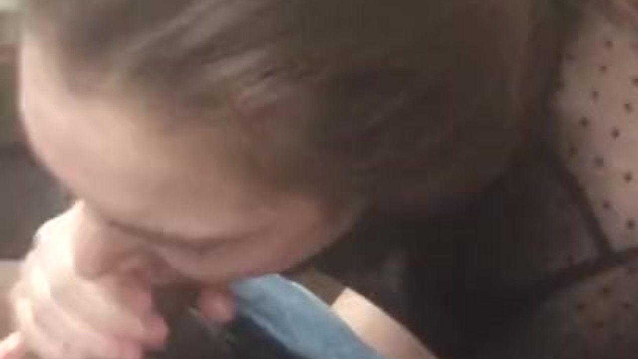 Un petit ami oblige sa petite amie à sucer la bite de son frère - Vidéo de sexe gratuite - RedTube