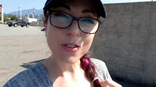 Mijando em todos os meus chinelos em um banheiro de posto de gasolina