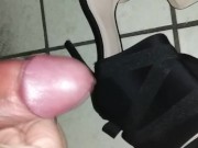Petite queue mais belle éjaculation sur talons aiguilles d'occasion