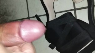 Petite queue mais belle éjaculation sur talons aiguilles d'occasion