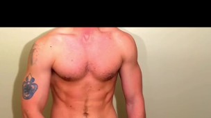 Muscle hunk jacks off