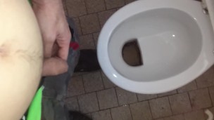 Absichtlich neben das Klo gepisst