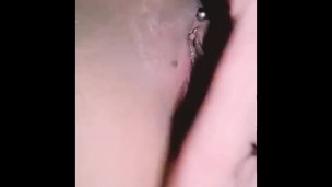 Jugando con mi conchita apretada...