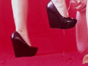 Je le suce, il lèche mes pieds et jouit sur mes talons compensés 13/16