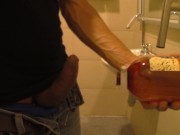 Va a un Baño Publico y mete su ESPERMA en un JABON DE MANOS