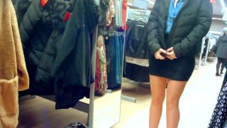  MILF EM MINISSAIA APERTADA E SALTO ALTO