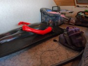 Training im Vakuumbett mit Handschuhen