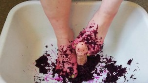 Fun with red cabbage and dildo