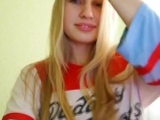 МАЛЫШКА ИГРАЕТ С КИСКОЙ И КОНЧАЕТ В КОНЦЕ