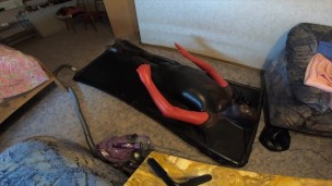 Vacbed play in vacbed with gloves
