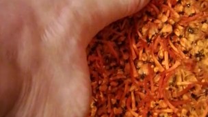 Foot_homemade_Gioco con i miei sporchi piedi in infradito, con cicatrici