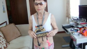 "Welcome" Catwalk In Lingerie, Look At My Body! White Bra And Sexy Knickers