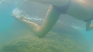 Public Beach underwater PUSSY flash