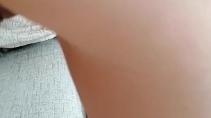 Chica muestra su culo 