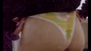 Bailando sexy a escondidas en la casa del vecino.