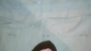 Hombre masturbándose antes de la ducha