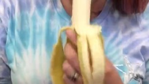 Milf Sucks off Banana before breakfast 