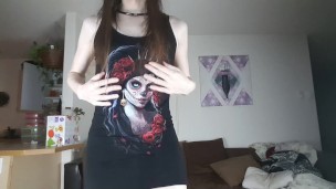 Garota gótica se despindo para você e  segredo