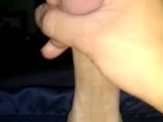 se despierta erecto en la casa de la suegra  y se pajea