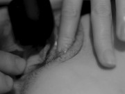 Elle a un orgasme avec son vibromasseur et je filme sa chatte en gros plan