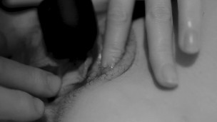 Elle a un orgasme avec son vibromasseur et je filme sa chatte en gros plan