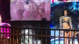 维密试衣间 Chinese girl in Victoria's secret fitting room