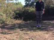 Schnelle Pinkelpause während der Wanderung - Theodora Einhorn