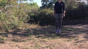 Schnelle Pinkelpause während der Wanderung - Theodora Einhorn