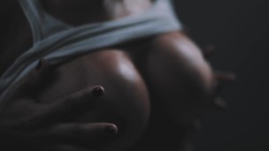 SWEATY SEX BOMB SCARLETT BROOKS TEASE HER WET AND JUICY BODY