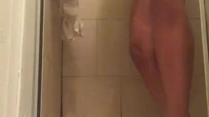Cum watch me shave and scrub myself clean for daddy 
