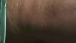 Fetter Chubby unter der Dusche