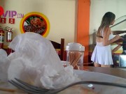 Casada se exibindo no restaurante com um vestido curtinho, marido filma 9/16