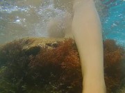Public Beach PUSSY FLASH on the underwater rock