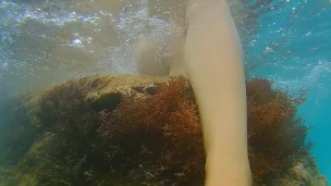 Public Beach PUSSY FLASH on the underwater rock