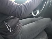 Elle doit s'arrêter pour pisser mais trop tard elle trempe son pantalon