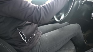 Elle doit s'arrêter pour pisser mais trop tard elle trempe son pantalon