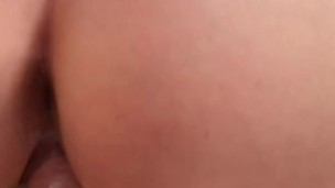 Quickie mit Sperma schlucken hinter der Hausecke beim Grillen mit Freunden