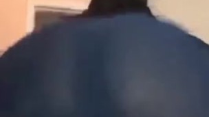 She had to piss while twerking