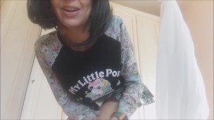 sensuality mixed with bad smell ,I masturbate under my skirt while farting