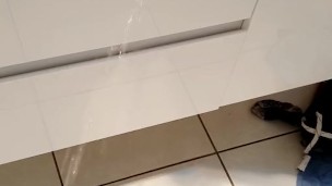 Sexy amateur sink pee and play with pussy 