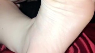 Hot girl sucks toes