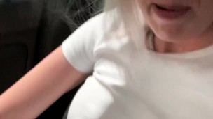 OMG so riskant! Enge Pussy im öffentlichen Parkhaus zum Orgasmus gefingert