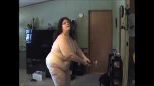 BBW granny nude shaking her jiggly body to a shake weight Funny! - Not HD