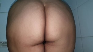 Tetas grandes tomando una ducha en camara lenta