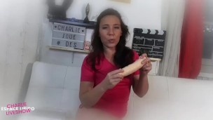 Charlie se baise avec un gros gode REAL LOVE