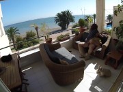 Sexo sigiloso en balcon de playa mientras pasea la gente cerca