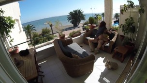 Sexo sigiloso en balcon de playa mientras pasea la gente cerca