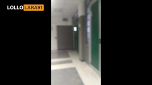 Sveltina in bagno all'università, mi sborra nelle mutande e torno a lezione