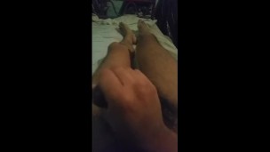 Joven se masturba y se viene